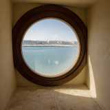 ...che prendono luce da un unico finestrone circolare che d� sul mare e che ci fa sentire come se fossimo su una barca al largo